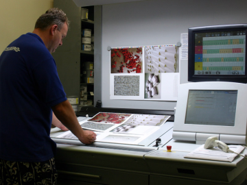 Ovládací pult tiskového stroje Heidelberg CD 102-5 LX2 s měřicím zařízením denzity barev.