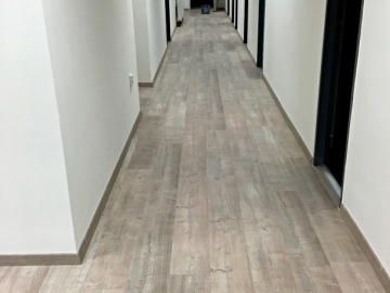 Lepení plovoucí podlahy v kancelářích firmy Mibag - Stráž nad Nisou