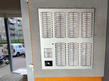 Atypické tablo zvonků pro 182 bytů s integrovanou čtečkou čipů, Brno Božetěchova ul.
