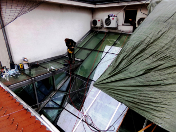 Sante Group a.s., Praha - kompletní přetěsnění prosklené střechy
