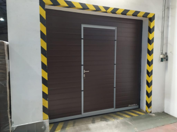 Sekční garážová vrata / Hnědá RAL 8014, Typ panelu D-line, Povrch Stucco