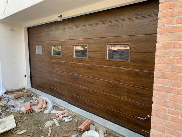 Sekční garážová vrata / Tmavý dub, Typ panelu M-line, Povrch Woodgrain