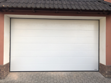 Sekční garážová vrata / Bílá RAL 9010, Typ panelu M-line, Povrch Woodgrain