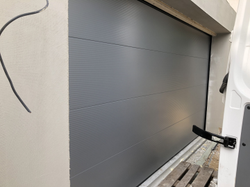 Sekční garážová vrata / RAL 9006, Typ panelu Mikrovlna,  Povrch Hladký
