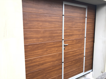 Sekční garážová vrata integrovanými dveřmi / Zlatý dub, Typ panelu M-line, Povrch Woodgrain