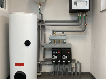 vnitřní jednotka tepelného čerpadla(vzduch-voda) společně se zásobníkem teplé vody a rozdělovačem podlahového vytápění a radiátorového systému.