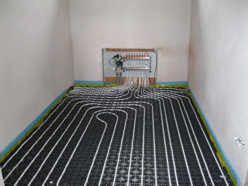 podlahové vytápění s rozdělovačem jednotlivý topných větví.