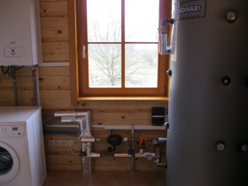 realizace akumulační nádrže společně s elektro kotlem pro dřevostavbu.