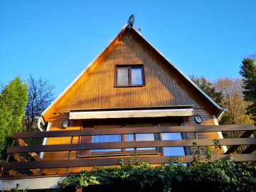 Renovace dřevěného štítu a nátěr plechové střechy chatky v Hlubočkách