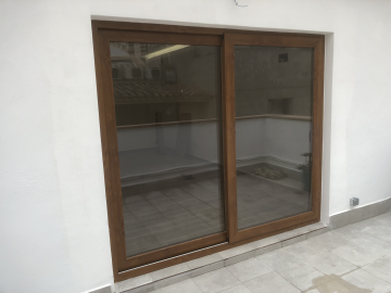 Výroba a montáž PVC balkónové posuvné dveře, zlatý dub .