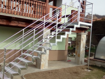 venkovní schody na zahradu z terasy