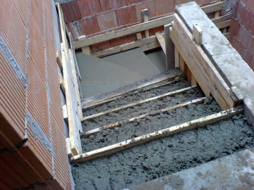 Stavba betonového schodiště