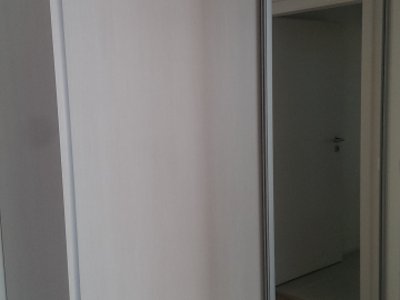 šatní skříň s posuvnými dveřmi a zrcadlem