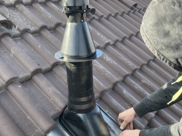 Vyústění kondenzačního kotle - komína nad střechou domu