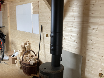 Svislý kouřovod s funkcí komína instalovaný v mobilním domě
