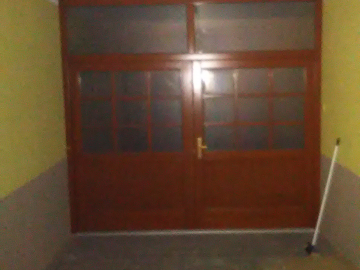 vrata u bytového domu