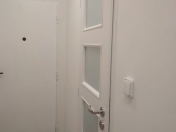 bílé dveře