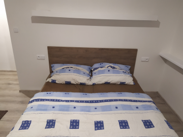 modrobílá ložnice