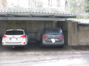 kovová střecha u parkingu