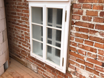 bílé špaletové okno