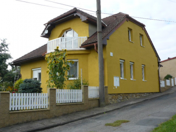 žlutý nátěr fasády
