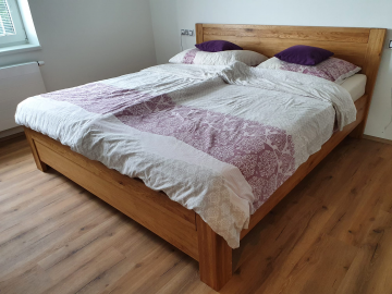 dřevěná postel masiv