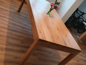 dřevěný jídelní stůl