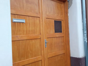 dvoukřídlá dřevěná vrata