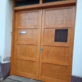 Dřevěná vrata k domu